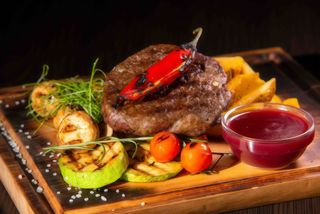 Шмат телячої вирізки з картоплею та соусом з журавлини (175/150/30г)