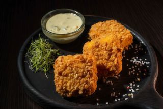 Фірмовий Cулугуні сирні гронолки (150/30г)