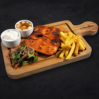 Стейк курячий та картопля фрі, хумус і соус (200/150г)