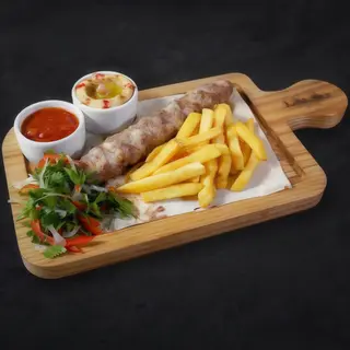Кебаб з телятини та картоплею фрі, соус (200/100/150г)