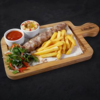Кебаб з телятини та картоплею фрі, соус (200/100/150г)