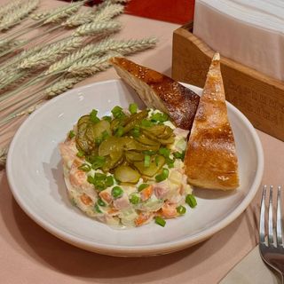 Олів'є з шинкою та куркою