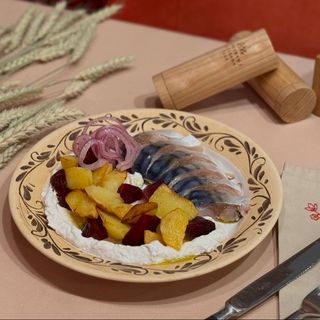 Маринована скумбрія з овочами та мусом з хрону