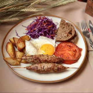 Ситний сніданок з індичими ковбасками, смаженою картоплею, яйцем та овочами (360г)