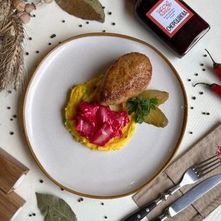 Фірмова котлета з картопляним пюре (180/150/30г)