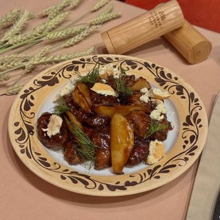 карамелізована печінка з грушею та фермерським сиром