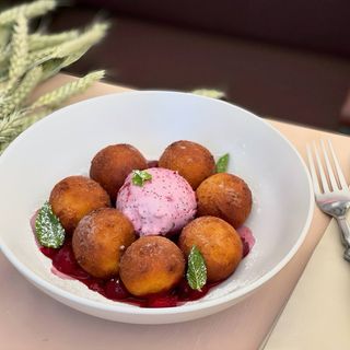 Домашні сирні пончики з вишневим соусом (230г)