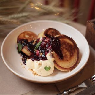 Пухкі оладки з ніжним вершковим кремом і джемом із чорної смородини (250г)