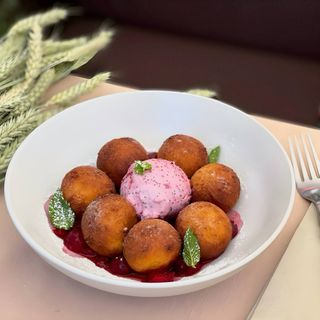 Домашні сирні пончики з вишневим соусом (230г)