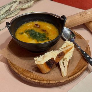 Гороховий суп з копченим ребром