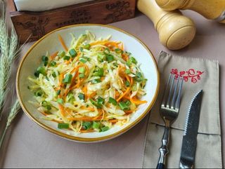 Домашній салат з капусти та духмяною заправкою (200 г)