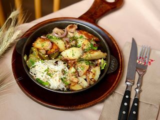 Смажена картопля з грибами та квашеними овочами (360г)