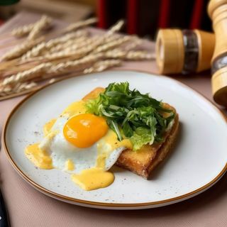 Тост з індичкою, печеним солодким перцем та смаженим яйцем (290г)