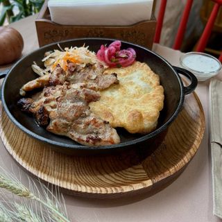 Смажене м'ясо курча з квашеною капустою та лангошем (260г)