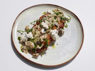 Гуцульські деруни з трьома видами грибів та закарпатською бринзою (280г)