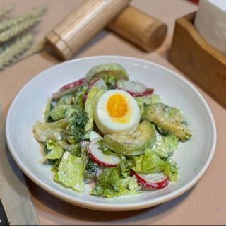 Весняний з овочами, сметанною заправкою та яйцем (260г)