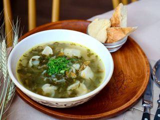 Зелений борщ з грибними вушками (300г)