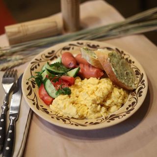 Мішаний омлет з молочними сосисками та свіжими овочами (320г)
