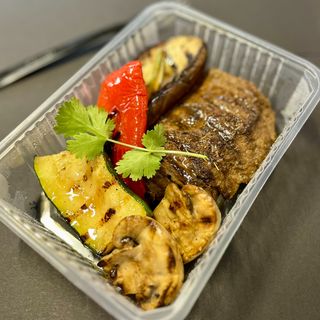 Теляча корейка з овочами гриль (300г)