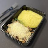 Телятина з картопляним пюре i соусом iз бiлих грибiв