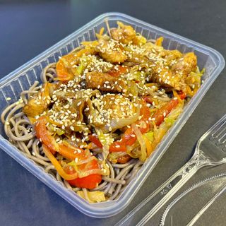 Локшина Соба з куркою унагі та овочами