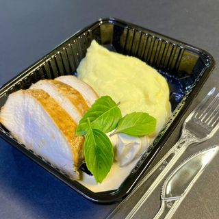 Куряча грудка з картоляним пюре