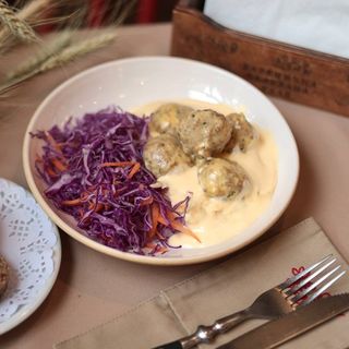 Дитячій сніданок: вершкове пюре з індичими фрикадельками та сирним соусом