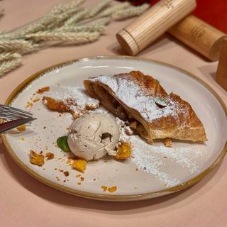 Штрудель з грушею та морозивом з халви