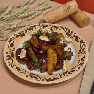 Карамелізована печінка з грушею та фермерським сиром