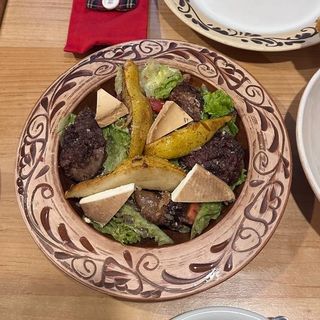 Салат з курячою печінкою, грушею та підкопченою бринзою (230 г)