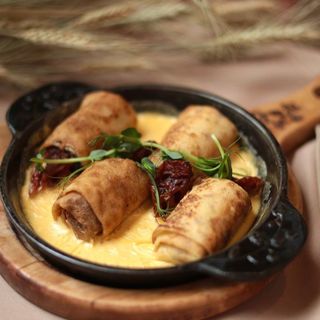 Млинці з рваною телятиною, томатами та чорносливом