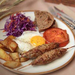 Ситний сніданок: індичі ковбаски зі смаженою картоплею, яйцем та овочами