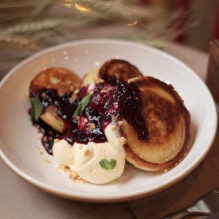 Пухкі оладки з ніжним вершковим кремом і джемом із чорної смородини