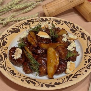 Карамелізована печінка з грушею та фермерським сиром