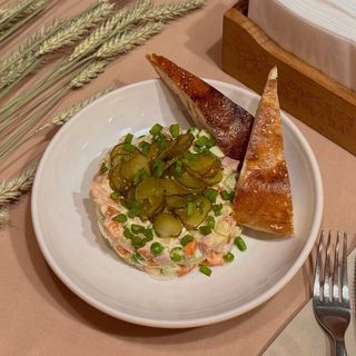 Олів’є з шинкою та куркою 