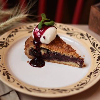 Тертий пиріг зі смородиною та морозивом