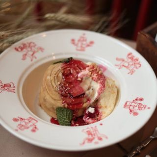 Млинці з маком, вишнями та вершково ванільним кремом