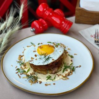 Страва Петра ( деруни з беконом,сирним соусом та яйцем)(320г)