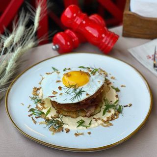 Страва Петра ( деруни з беконом,сирним соусом та яйцем) (320г)