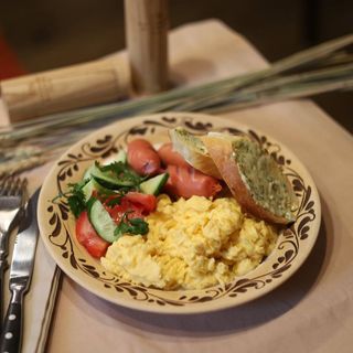 Мішаний омлет з молочними сосисками та свіжими овочами (320г)