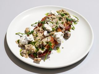 Гуцульські деруни з трьома видами грибів та закарпатською бринзою (280 г)