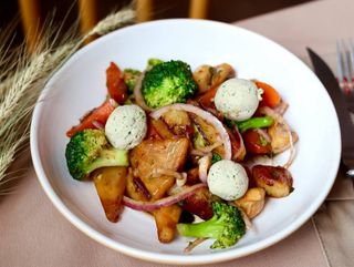 Салат із печених овочів та кульками з сиру тофу (280 г)