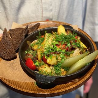 Селянська картопля на пательні з підчеревиною (300/30/20 г)