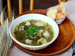 Зелений борщ із грибними вушками (300 г)