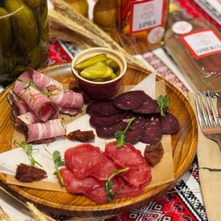Дошка сиров'яленого фермерського м'яса