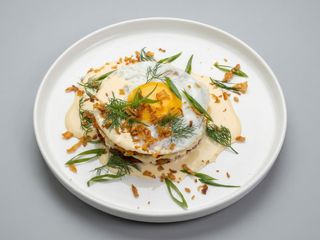 Страва Петра (деруни з беконом,сирним соусом та яйцем )