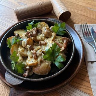 Картопля з соусом з лисичок
