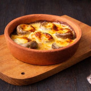 Печериці запечені в кеці з сиром та м'ясом (200g)