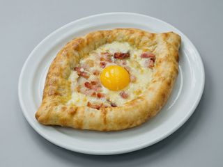 Хачапурі по-аджарски з беконом (350 г)