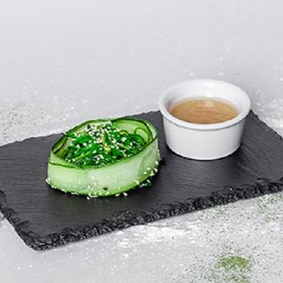 Салат хіяші вакаме з горіховим соусом